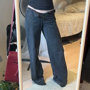 Lågmidjade baggy jeans - Supersnygga jeans, midjemått ca 36cm. Är sydda från högmidjade till lågmidjade och är därför inte helt perfekta. Skriv om du har några frågor 💕