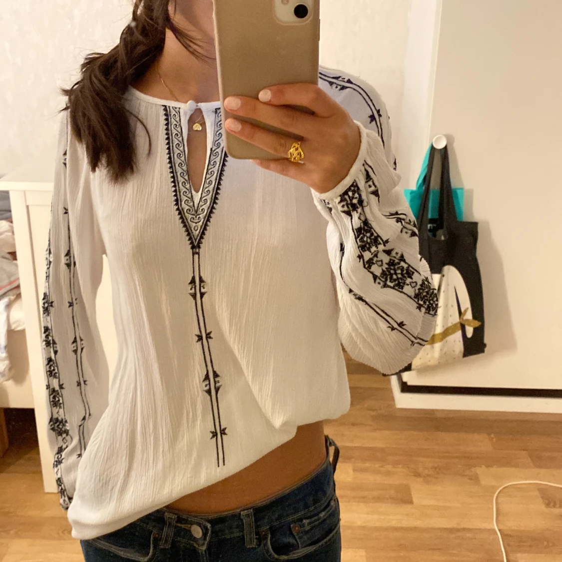 vit blus med svarta detaljer - 1