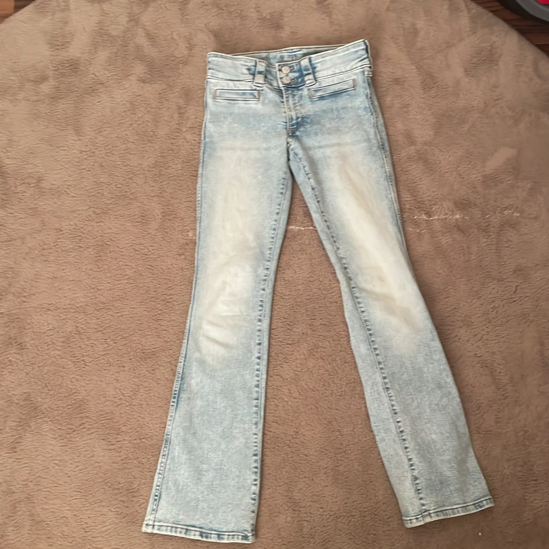 Ljusblå bootcut jeans med slitningar