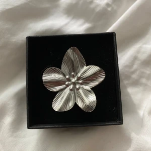 Stor silverfärgad blomring - Fin Stockholmsstils ring i rostfritt material!! det går att ändra storleken på ringen❤️❤️