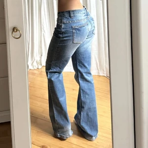 Blå bootcut jeans med låg midja - Vintage jeans från märket Yessica! Midja 80 och innerben 84. Jag är 174 cirka. De första tre bilderna är lånade från personen jag köpte dem av🙌🏼
