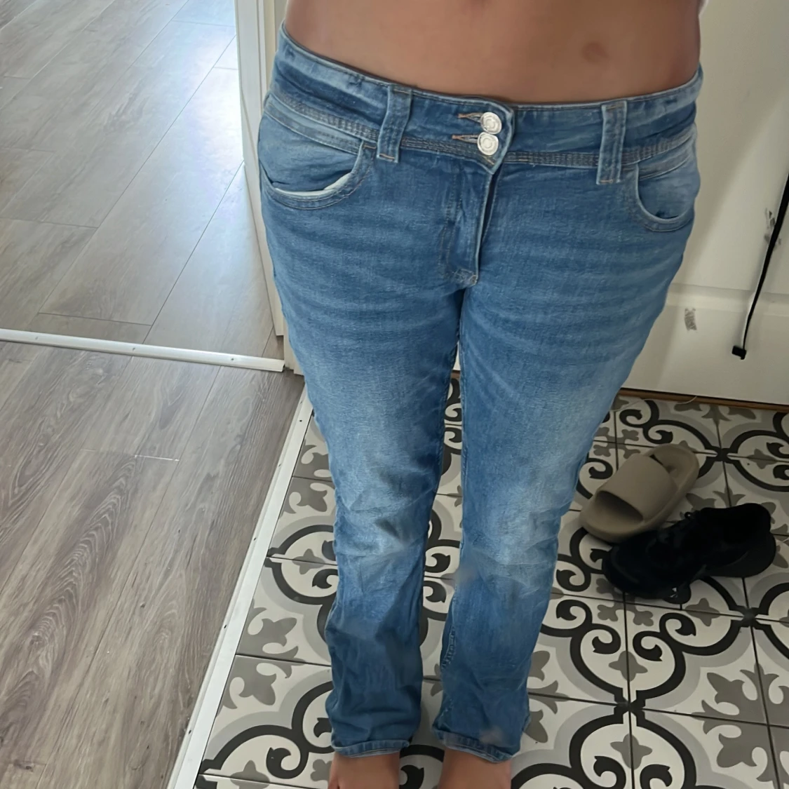 Blå jeans från Gina Tricot, st - 2