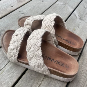 Beige sandaler från EXANI - Säljer dessa skor från EXANI, dom är i använt skick och det finns tydliga tecken på användning! Hör gärna av dig vid frågor! ❤️ (ny pris 599 kr) Pris kan absolut diskuteras om du är sugen på att köpa!