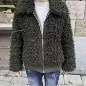 Svart teddyjacka med dragkedja - Säljer en svart teddyjacka med fluffig och mjuk känsla. Första bilden är för att visa hur den ser ut på💞
