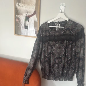 Blus - Såå fin blus med mönster 💕 strl 42 men sitter som en S