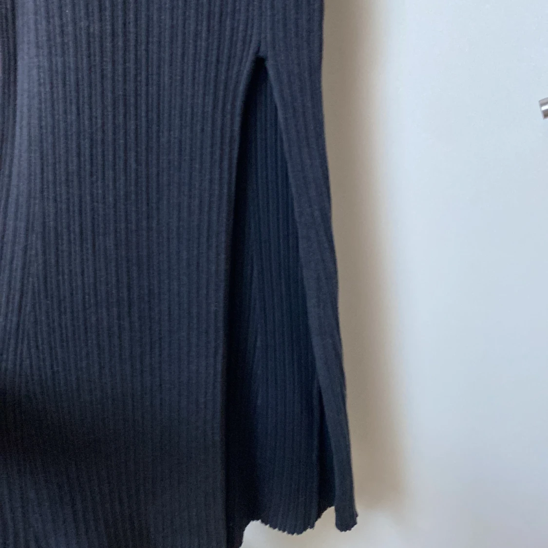 Svart ribbad långklänning med slits - 1