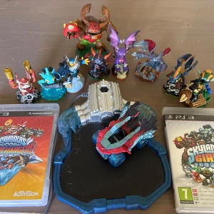 Skylanders paket – 9 figurer + 2 PS3-spel + portal & fordon – Fint skick! - Säljer ett komplett Skylanders-paket perfekt för barn eller samlare!  🎮 Innehåller:  • 9 originalfigurer (från olika Skylanders-spel, inklusive Giants och Swap Force)  • 1 fordon från Skylanders SuperChargers  • 1 portal till PS3  • 2 kompletta spel till PS3: Skylanders SuperChargers & Skylanders Giants  ✅ Fungerar och är i bra skick 📦 Allt säljes tillsammans – perfekt startpaket 📍 Finns i [påarp] 💰 Pris: 650kr eller bud