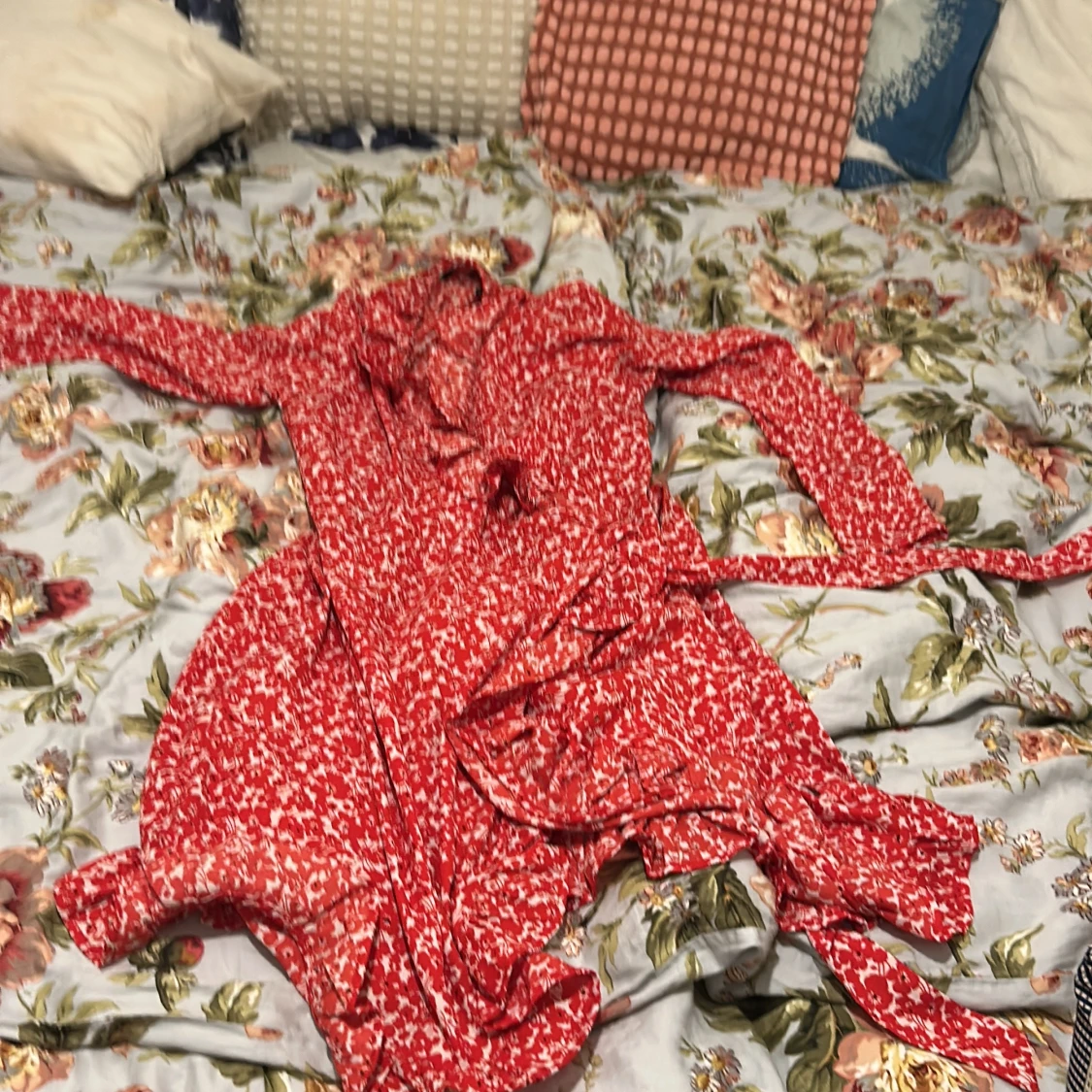 Röd blommig omlottklänning Amelie & Me