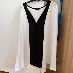 Svart vit blus - Svart vit blus ej använd 
