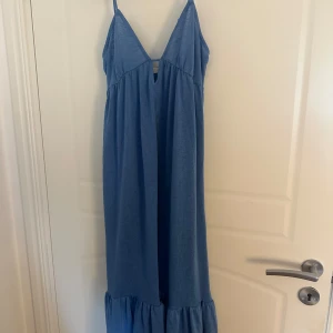 Blå långklänning från Pull&Bear XS - Supersöt blå långklänning från Pull&Bear i storlek XS. Klänningen har sytt upp banden på klänningen (se sista bilden) så den sitter bättre!