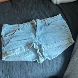Shorts  - Använda shorts från hm i färgen blå och storlek 34 