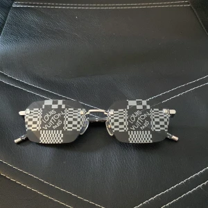  rutiga svarta solglasögon - Unika svarta solglasögon 