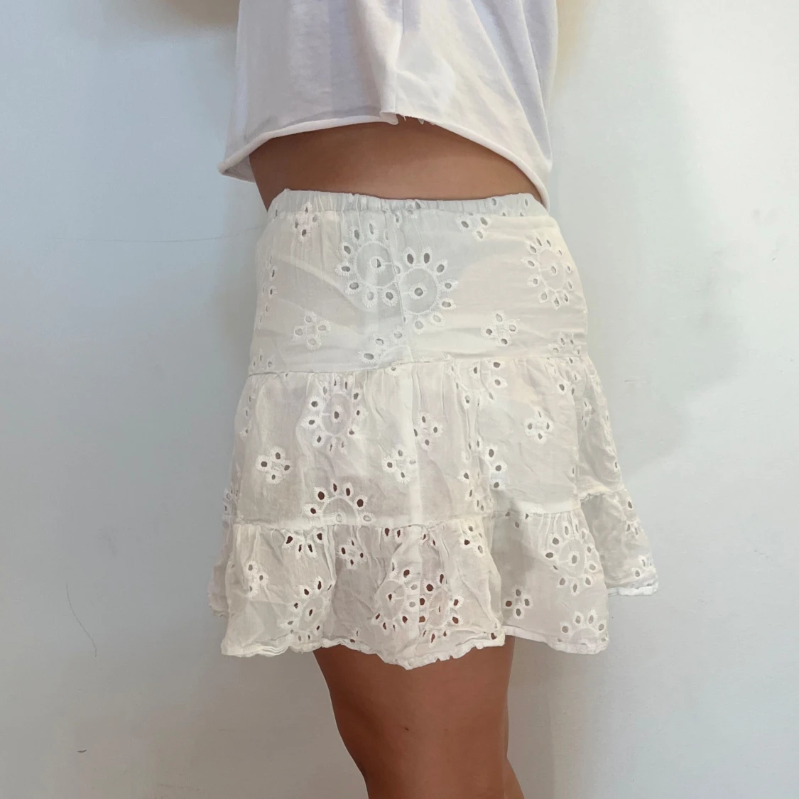 Vit volangkjol med broderade detaljer - 1