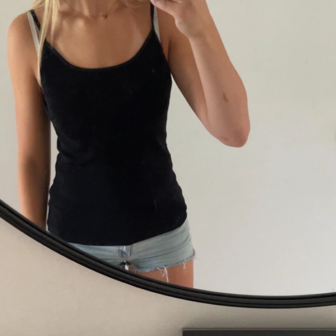 Svart linnetopp med smala axelband