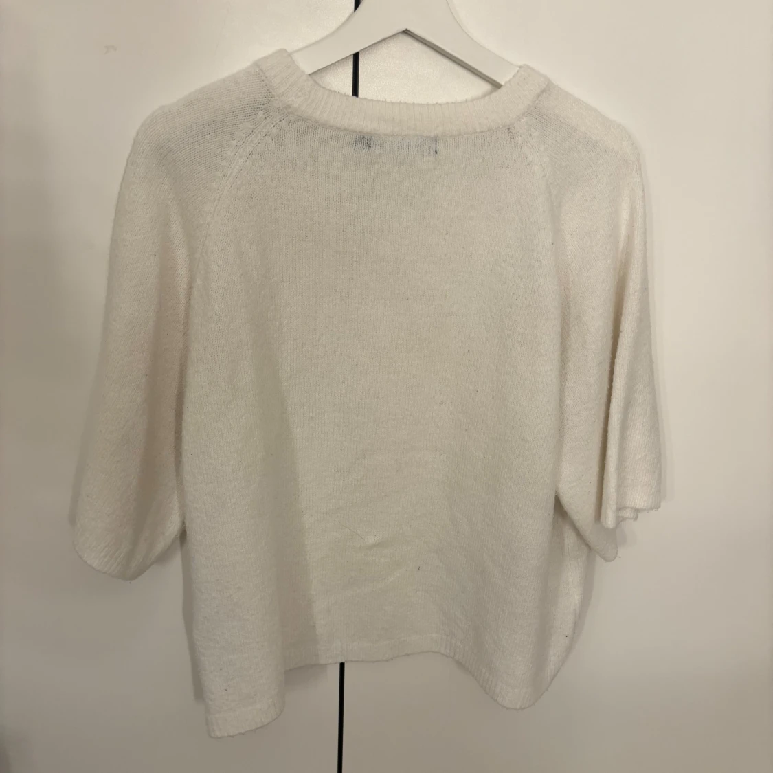 Vit stickad tröja med trekvartsärm - 1