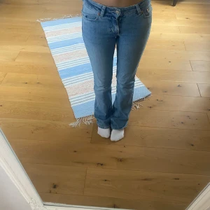 Blå bootcut jeans - Snygga blå bootcut jeans från Junkyard, sparsamt använda men ett litet håll på bakfickan som går att fixa💞strechigt material så formar sig efter kroppen, mer som än S än Xs