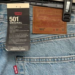 Levi's 501 Original Jeans - Klassiska Levi's 501 Original jeans i ljusblå denim. Dessa jeans har en rak passform.  Helt nya endast provade! Ord. Pris 1100 någonting🙃 