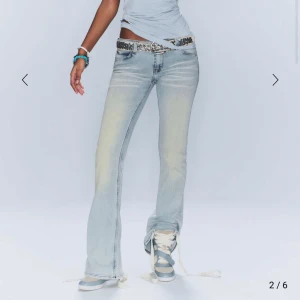 Ljusblå bootcut jeans - Snygga ljusblå bootcut jeans med låg midja och en cool tvätt. Dem är använda 1 gång säljer då dem var för långa för mig. Dem är i storlek 29/32 skulle säga en S då de är rätt små i storleken.