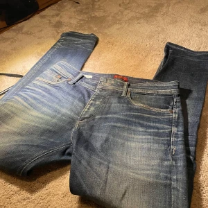 Jack n jones jeans - Riktigt snygga storlek 32/32 slim fit/tim, har en lite missfärgning på ena fickan