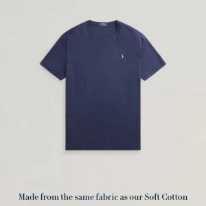 Mörkblå t-shirt från Polo Ralph Lauren - Säljer en stilren mörkblå t-shirt från Polo Ralph Lauren i mjuk bomull. Den har en klassisk passform och korta ärmar med det ikoniska broderade logotypen på bröstet. Perfekt för en avslappnad look. Storlek S. Slim fit 
