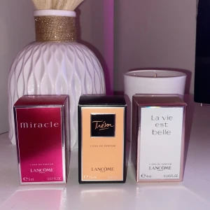 Parfymset från Lancôme - Säljer ett set med tre olika parfymer från Lancôme: Miracle, Trésor och La Vie Est Belle. Miracle. Perfekt att ha i väskan eller om man vill prova parfymen! Endast miracle är testad en gång. 