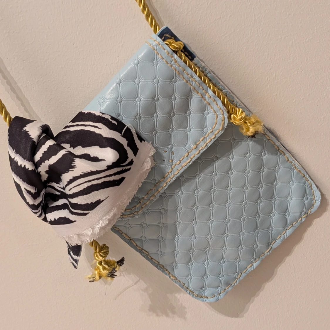 Ljusblå quiltad axelväska med zebramönstrad detalj