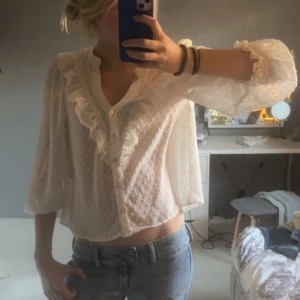 Vit blus - Vit blus från zara som inte säljs längre! super söt verkligen men bara inte kommit till användning💛