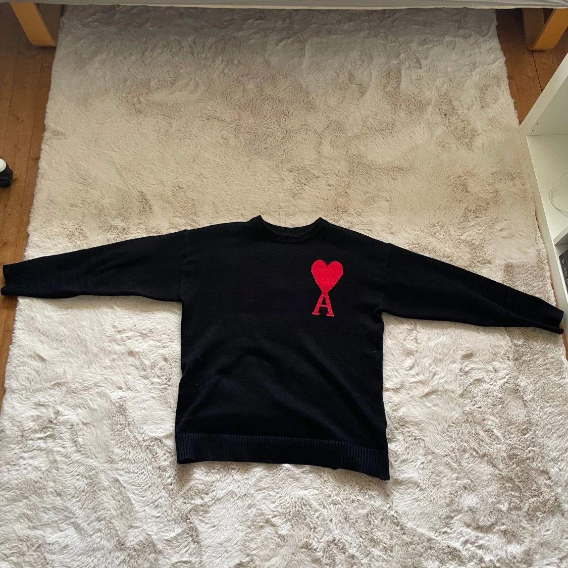 Svart tröja med rött hjärtmönster från Ami