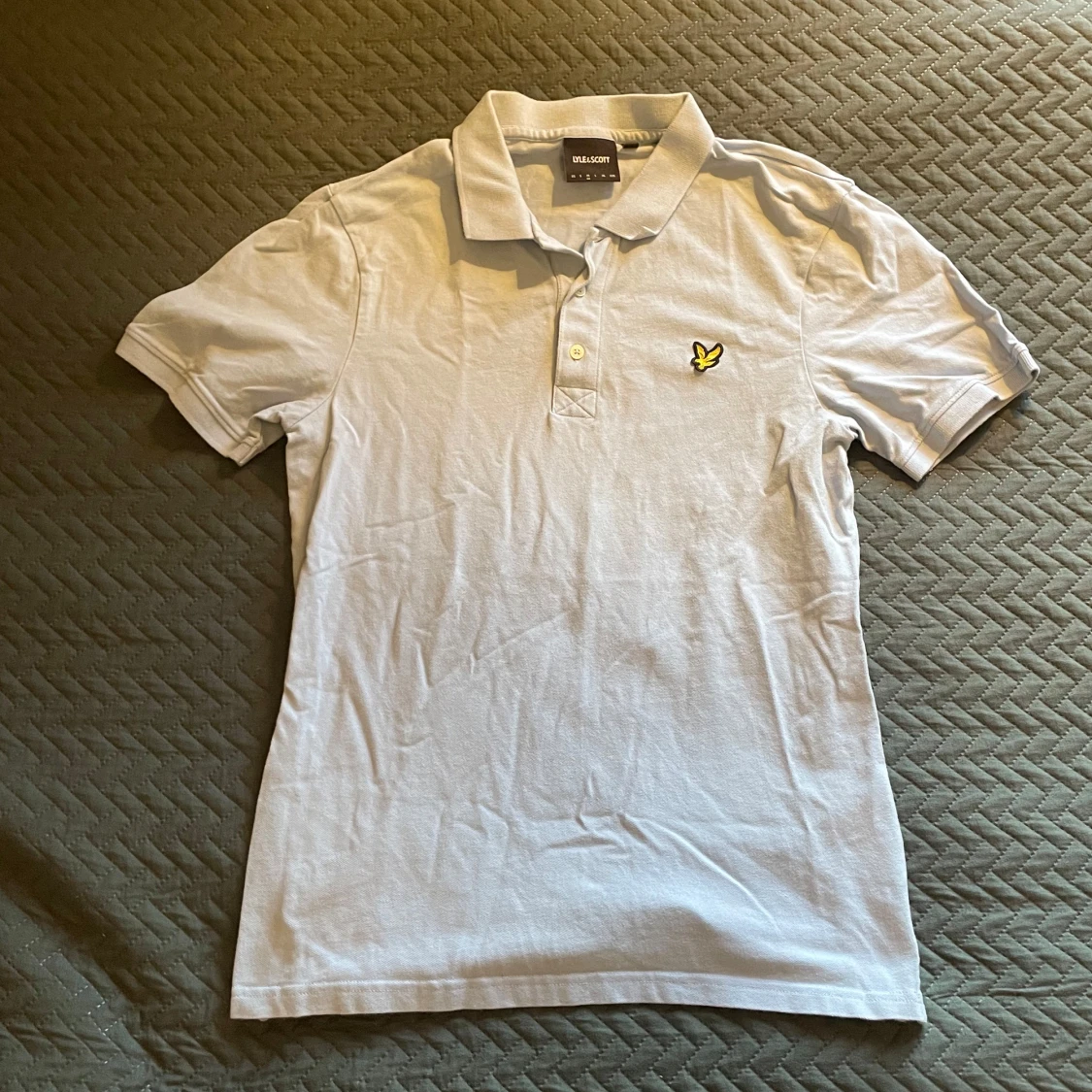 Lätt ljusblå pikétröja från Lyle & Scott