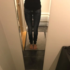 Jeans  - Jeans från Gina Tricot i strl 24. Använda några få gånger. Köparen står för eventuell frakt. 