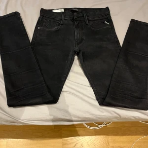 Replay jeans - Tja, säljer mina svarat Replay jeans. De är knappast använda bara ett fåtal gånger så de är inga defekter eller slitningar alls. De är anbass alltså slim fit. Vid frågor eller funderingar hör av dig 😄