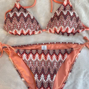 Mönstrad bikini från Forever 21 - ENDAST INTRESSEKOLL💕Skit snygg bikini med as trendigt mönster!! Helt oandvänd också. Storlek M men passar även S skulle jag säga. Tryck EJ på köp nu