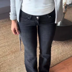 Svarta lågmidjade  jeans - Snygga svarta lågmidjade bootcut jeans❤️storlek 32! Broderi på fickorna💕Knappt använda, pris kan diskuteras!