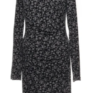 Blommig klänning från Twinset Simona Barbieri - Snygg blommig klänning från Twinset Simona Barbieri i mörkblått med vita blommor. Klänningen har långa ärmar och en åtsittande passform med rynkade detaljer framtill. Perfekt för en stilren look. Obs! 7% elastane (stretch)