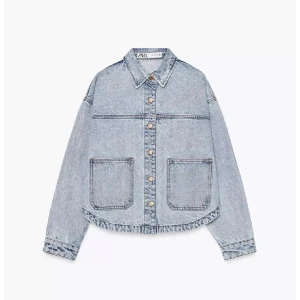 Ljusblå jeansjacka från Zara - Säljer en stilren ljusblå jeansjacka från Zara med knappar framtill och två stora fickor. Jackan har en klassisk krage och långa ärmar. Perfekt för en avslappnad look. Stolek S, använd en sommar.