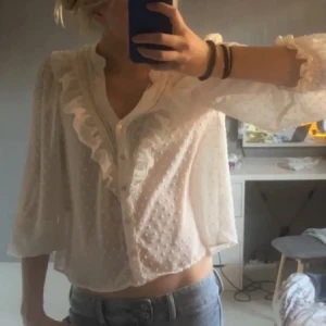 Zara blus  - Säljer denna superfina zara blusen i storlek M men den passar de som bär storlek s också❤️ den har tappat en knapp längst ner men inget som man tänker på❤️kom priv för bild på det