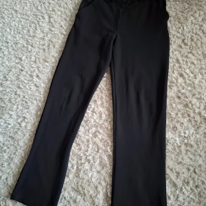 Svarta byxor från 157 - Svarta kostymbyxor från Lager 157! Raka ben, fickor fram ej bak