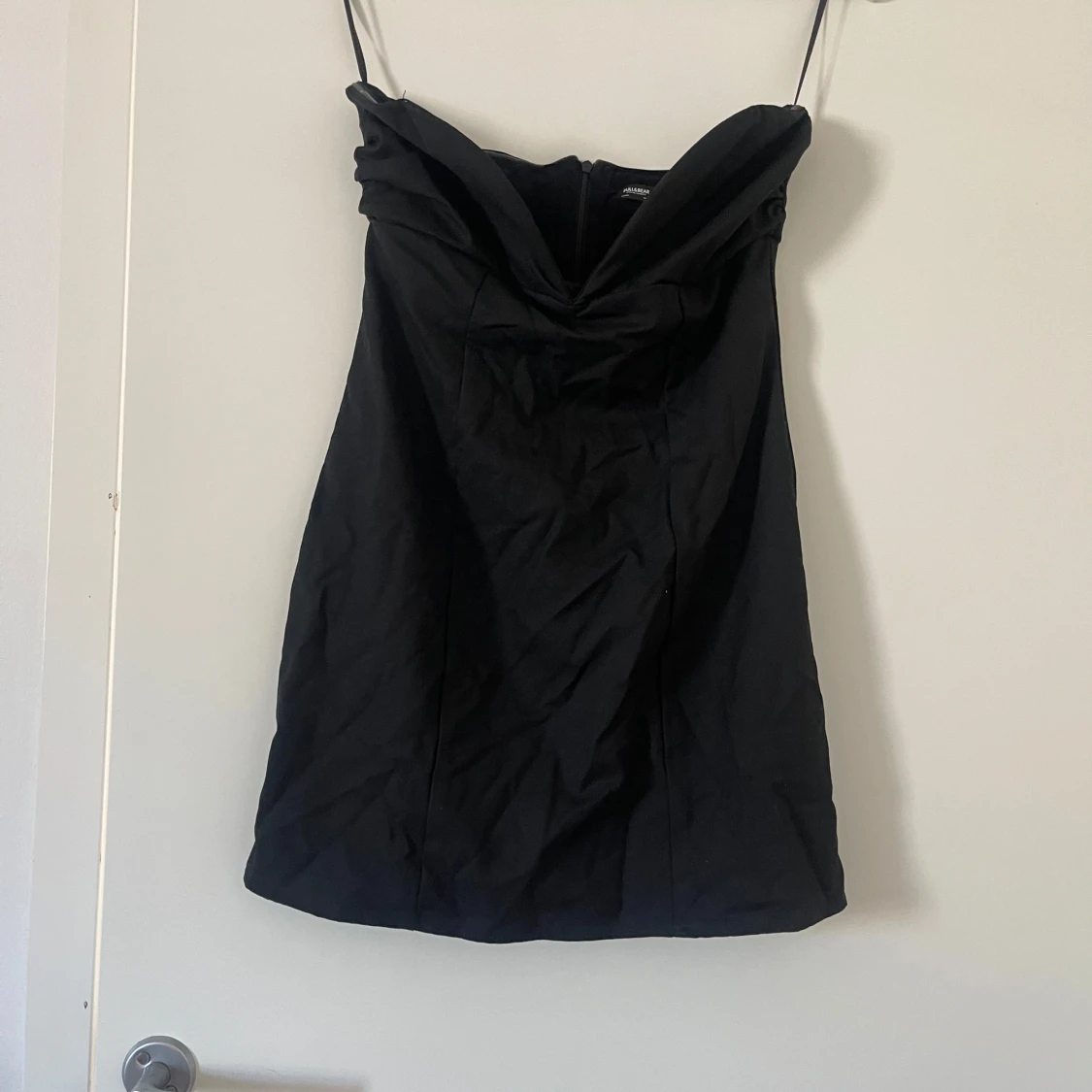 Svart axelbandslös klänning