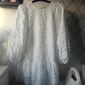 Vit klänning från Pieces - Säljer en vit klänning från Pieces med lång ärm och knytning i ryggen. PERFEKT INFÖR STUDENTEN, men kommer tyvärr inte komma till användning. Nypris 599 men säljer för 400!! Pris kan diskuteras!! 