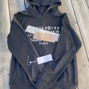Maison Margiela hoodie  - Säljer en riktig fet Maison margiela hoodie perfekt nu för våren. Tröjan är i topp skick andvänd 0 gånger och har aldirg tvättats. Frågor eller funderingar är det bara att höra av dig!!!