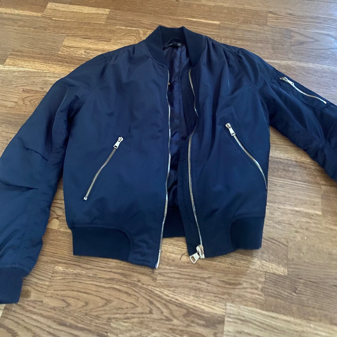 Mörkblå bomberjacka 