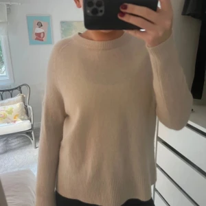 Beige stickad tröja från From Future - Säljer en stilren beige stickad tröja från From Future. Tröjan har en rund halsringning och långa ärmar med ribbade muddar. Perfekt för kyligare dagar och enkel att matcha med olika outfits. Pris är lågt pga haft hål men lagat de så man ser ej de🩷🩷🩷