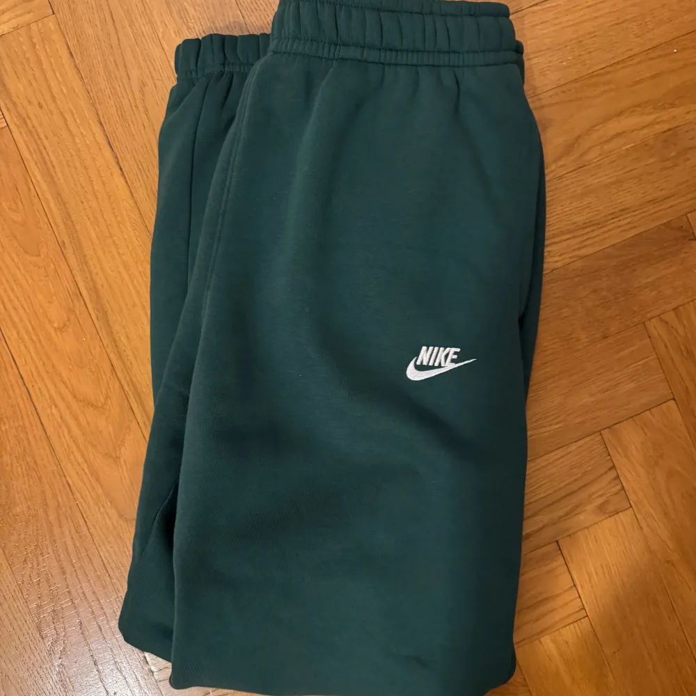Säljer mörkgröna Nike mjukis i storlek M. Använt fåtal gånger. Perfekt skick. . Farkut & Housut.