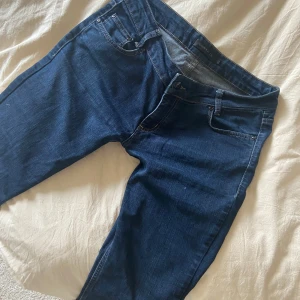 Blå jeans från Stockh LM - Snygga blå jeans från Stockh LM med klassisk design. De är bootcut och passsr någon i st 36 skulle jag säga! Passar någon i längden 160-167 cm 