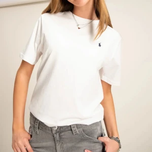 Ralph Lauren t-Shirt - Ralph lauren T-shirt köpt på kidsbrandstore💞 Använt 1 gång! Nyskick, säljer då jag inte använder den💞 skicka prisförslag!!!