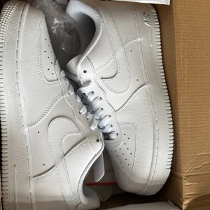 Vita Nike Air Force sneakers - Säljer ett par klassiska vita Nike Air Force sneakers. Dessa stilrena skor har en ikonisk design. Perfekta för en casual look.