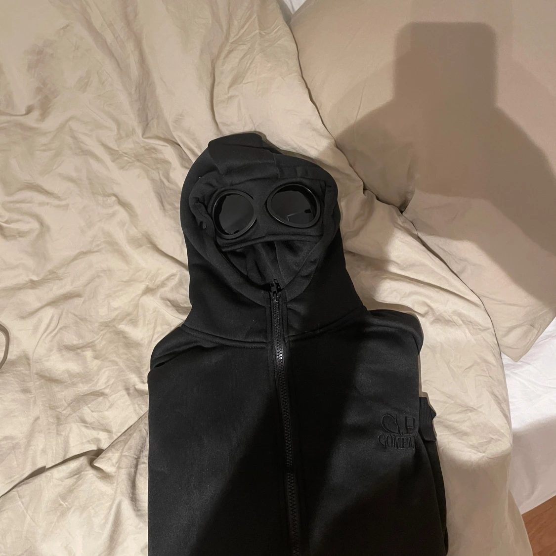 Svart hoodie med glasögon i huvan från C.P. Company - 1