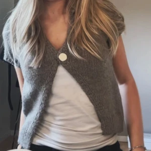 Stickad kofta/bolero - Säljer en brun/grå stickad kortärmad kofta från Zara med en knapp framtill🩷Endast använd 1 gång!