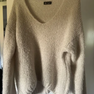 Beige stickad tröja från Chelsea - Mysig beige stickad tröja från Chelsea med v-ringning. Använd bara 1 gång. Nypris runt 500. Står ingen storlek på tröjan men skulle säga S.