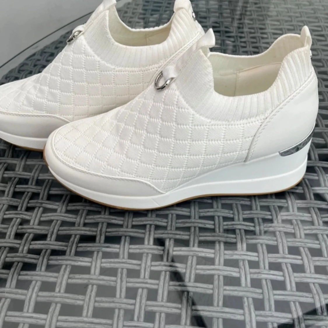 Vita quiltade sneakers i storlek 37 -  River Island - 3